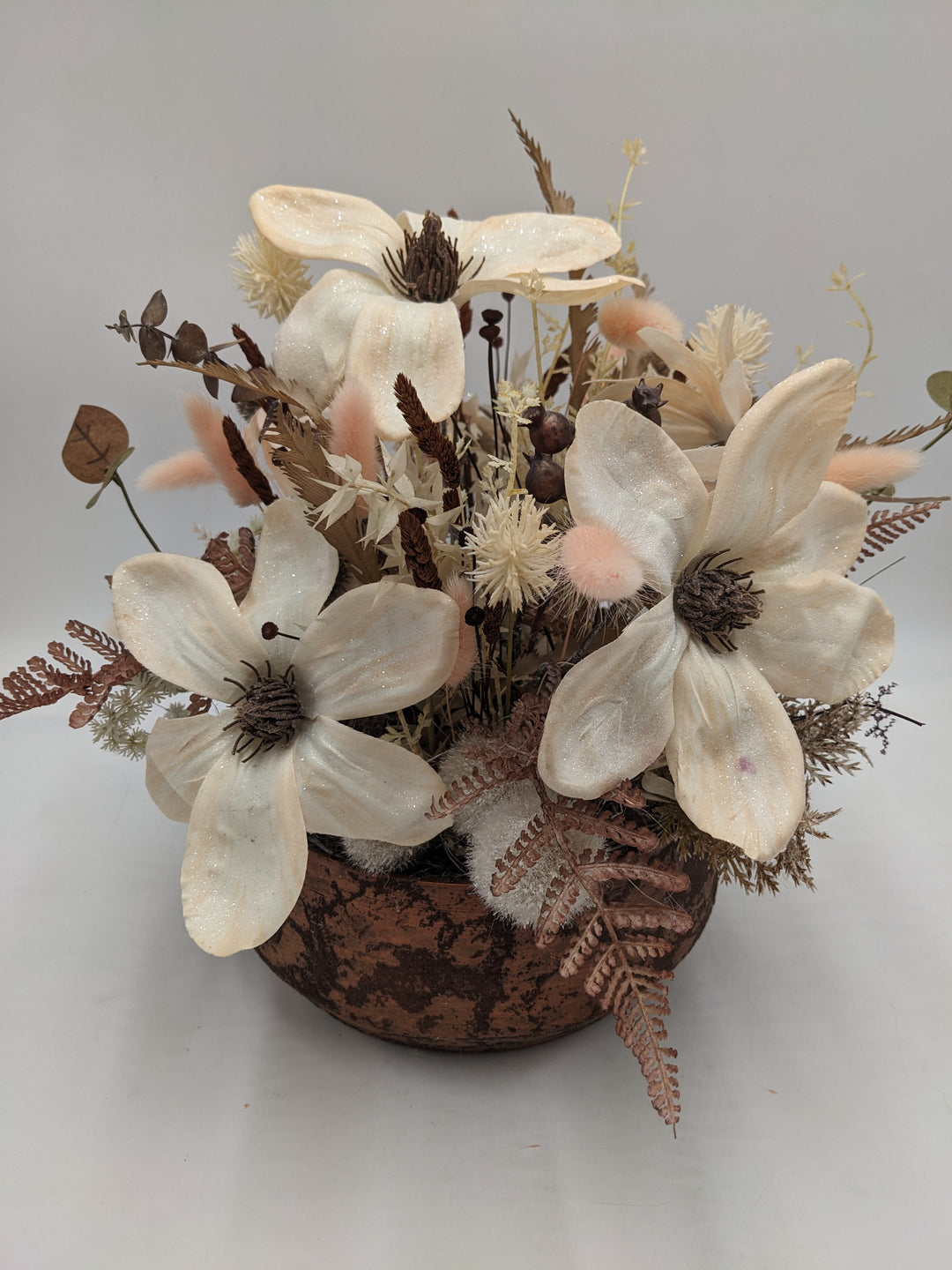 Sommergesteck Magnolie Sonnenhut Farn creme