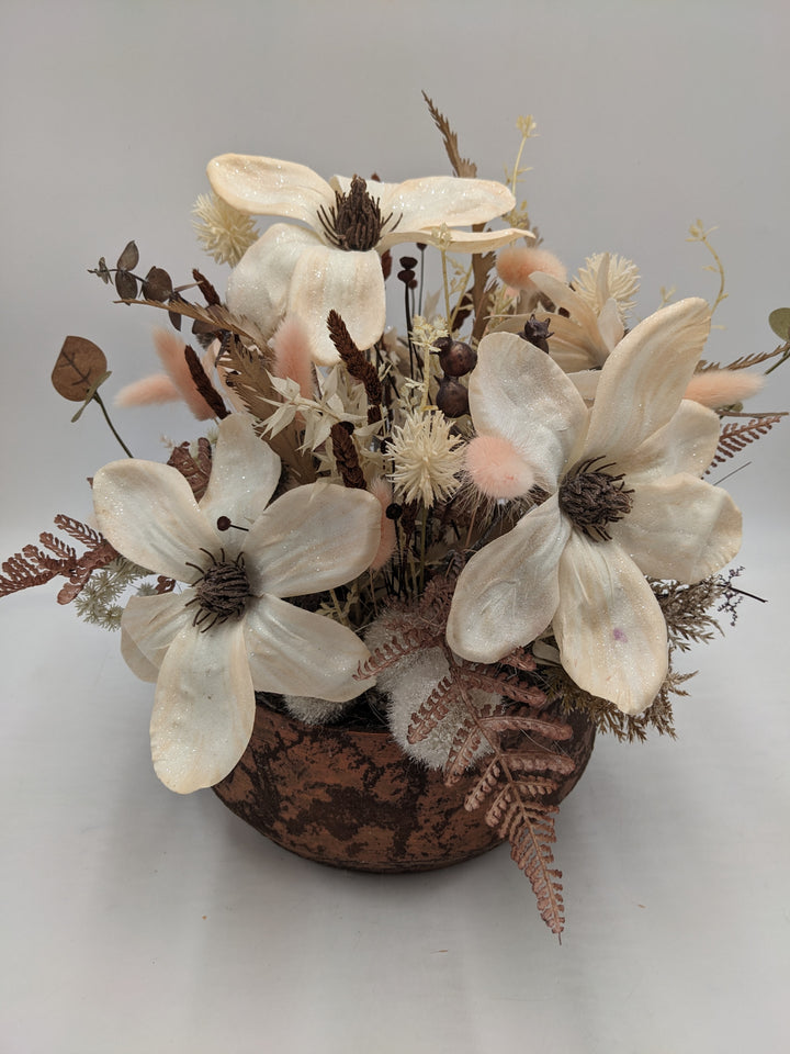 Sommergesteck Magnolie Sonnenhut Farn creme