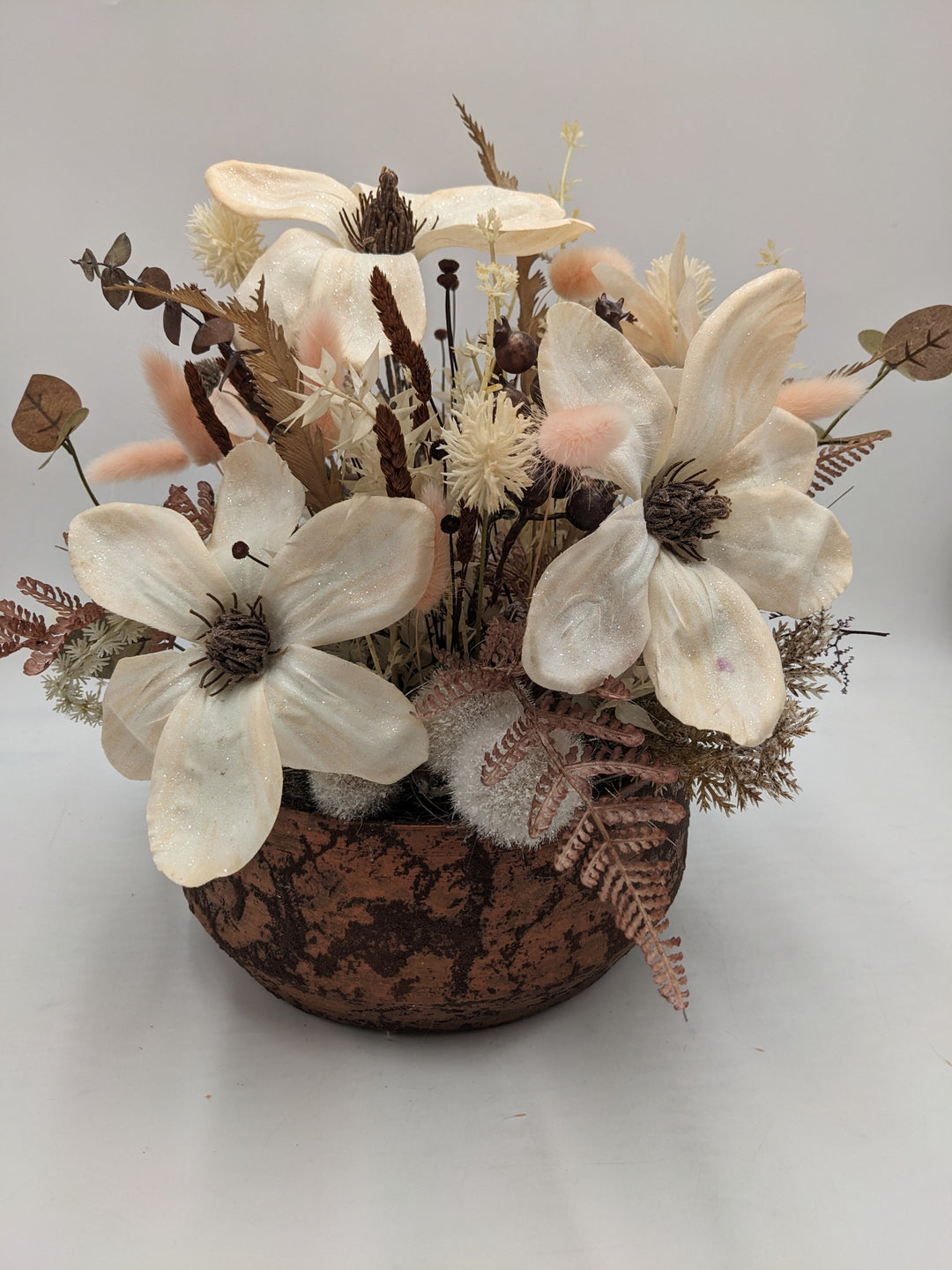 Sommergesteck Magnolie Sonnenhut Farn creme