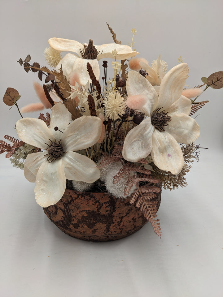 Sommergesteck Magnolie Sonnenhut Farn creme