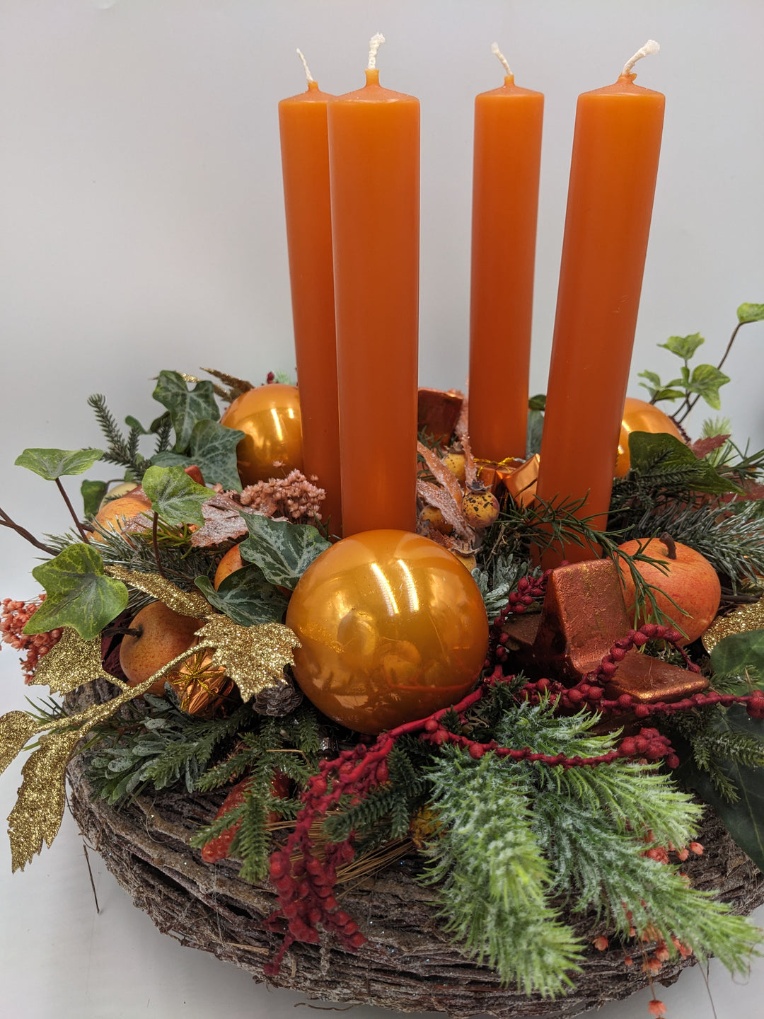 Adventskranz Kerzen Kugel Apfel Efeu orange gold