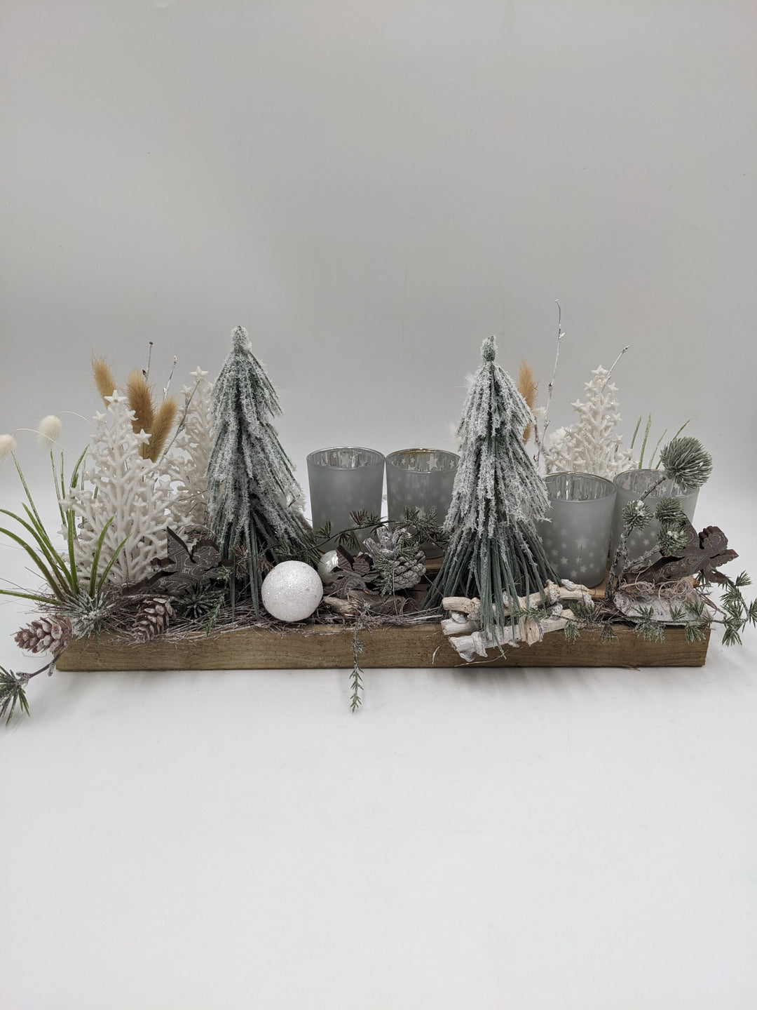 Weihnachtsgesteck Teelicht Kugel Zapfen weiß