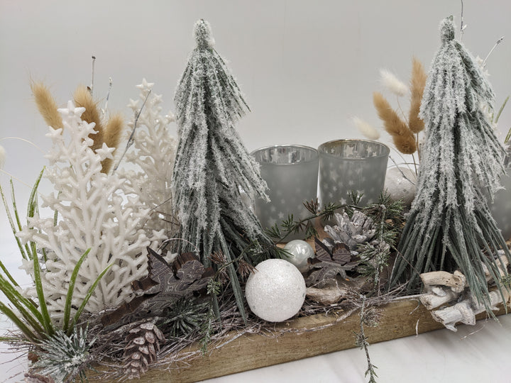 Weihnachtsgesteck Teelicht Kugel Zapfen weiß