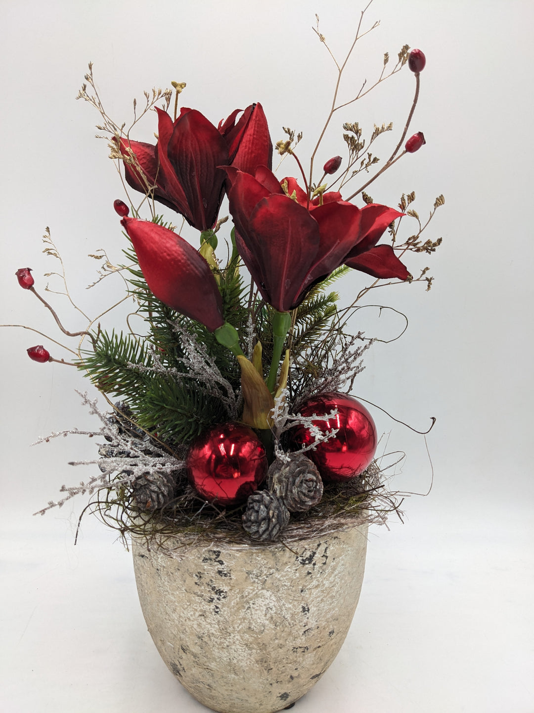 Weihnachtsgesteck Kugel Zapfen Amaryllis rot