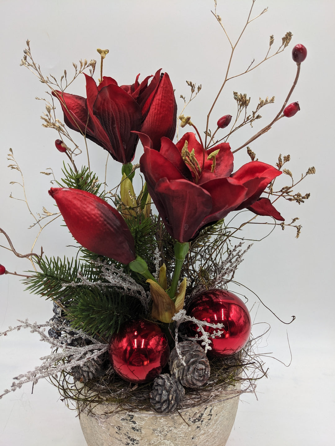 Weihnachtsgesteck Kugel Zapfen Amaryllis rot