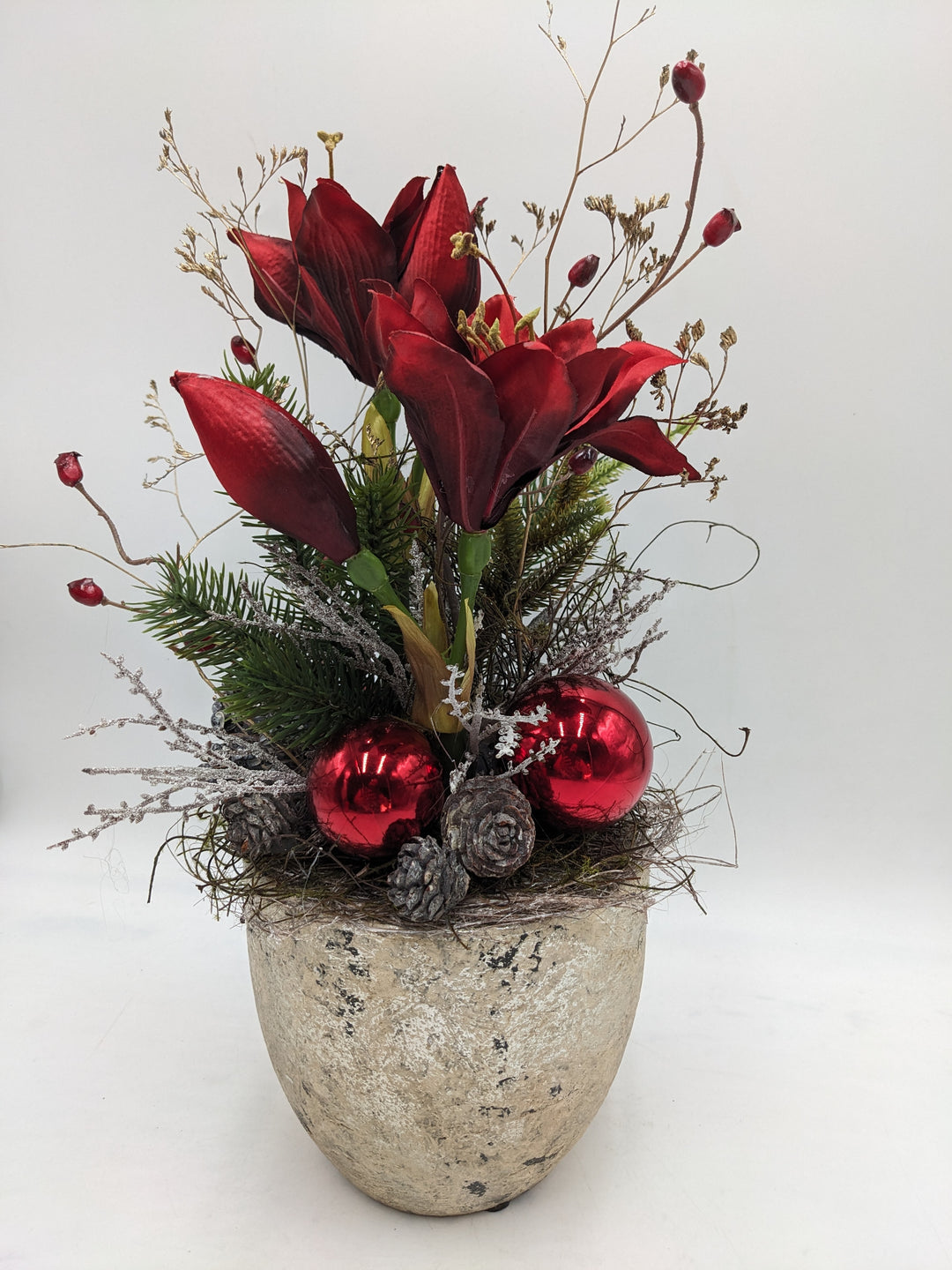 Weihnachtsgesteck Kugel Zapfen Amaryllis rot