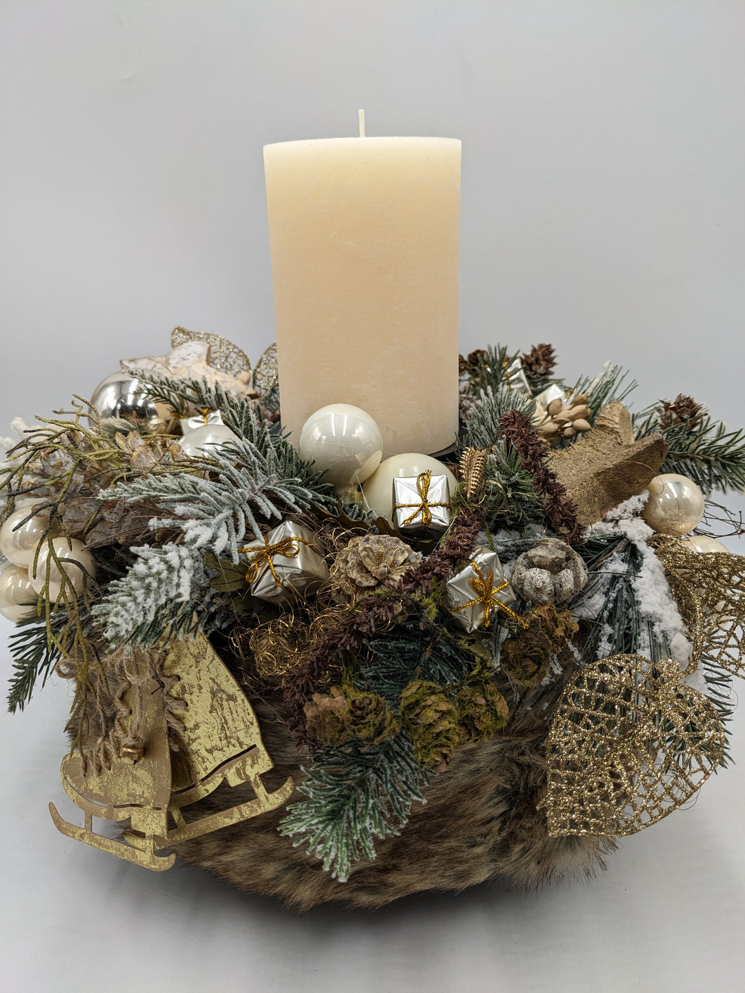 Weihnachtskranz Kugeln Zapfen Schlittschuh creme gold