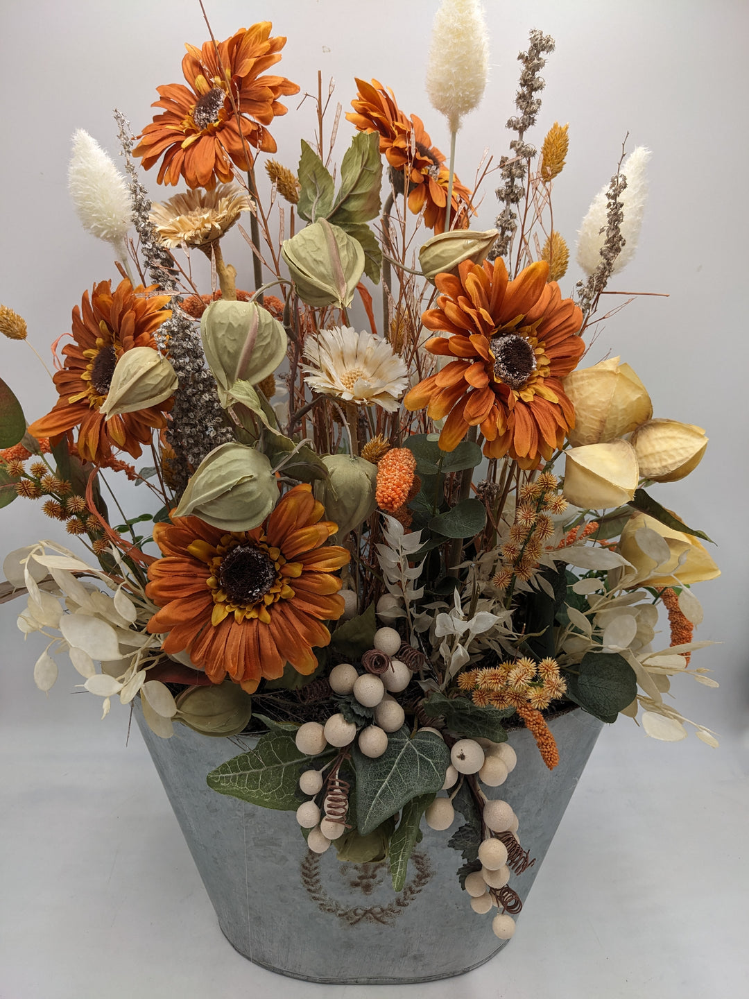 Sommergesteck Gerbera Physalis Beeren orange