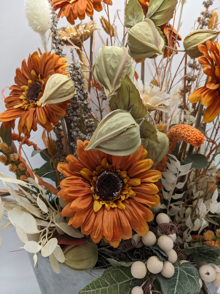 Sommergesteck Gerbera Physalis Beeren orange