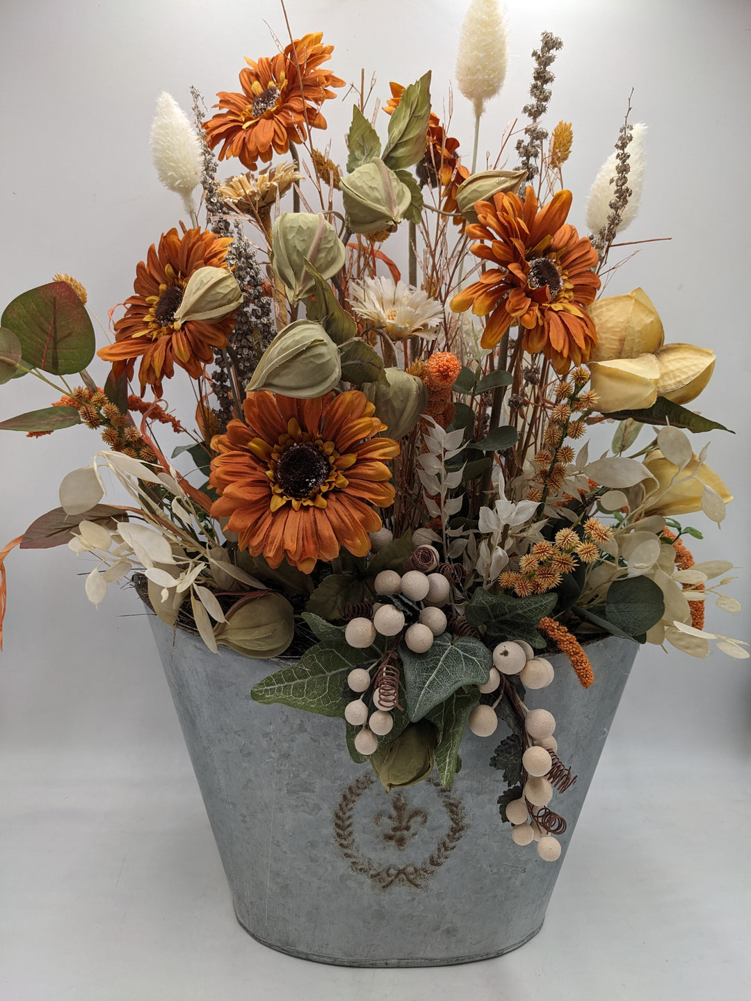 Sommergesteck Gerbera Physalis Beeren orange