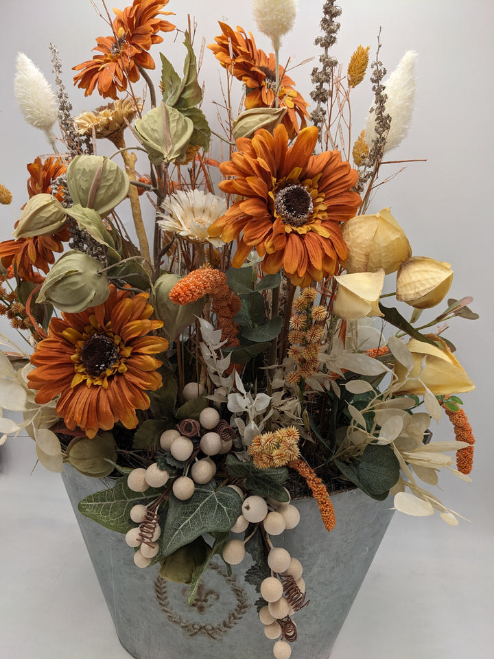 Sommergesteck Gerbera Physalis Beeren orange