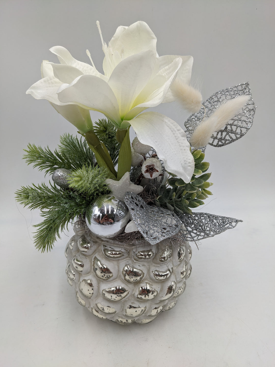 Weihnachtsgesteck Kugel Stern Amaryllis weiß