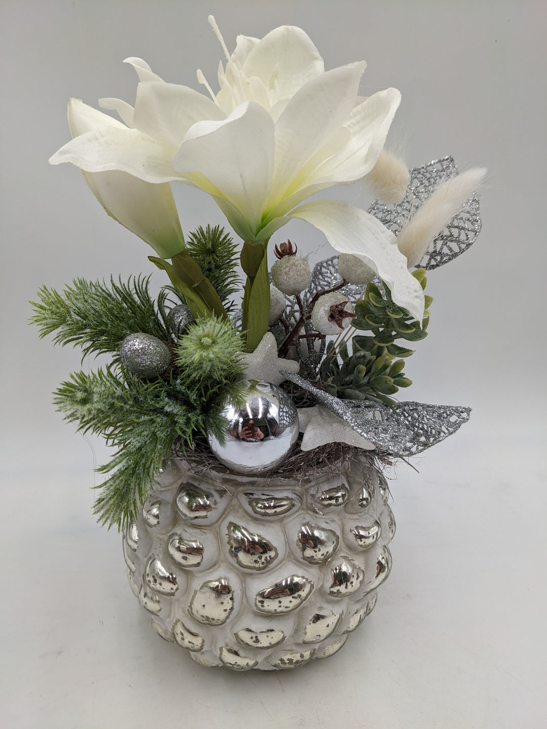 Weihnachtsgesteck Kugel Stern Amaryllis weiß