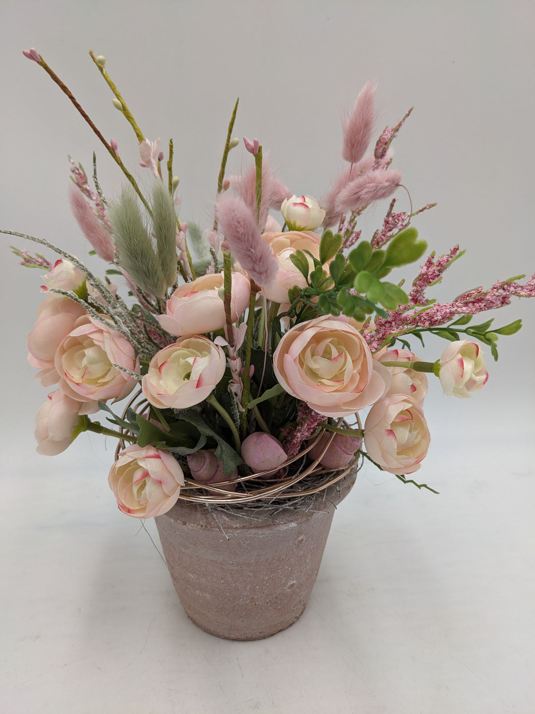 Sommergesteck Schnecke Ranunkel Salbei rosa
