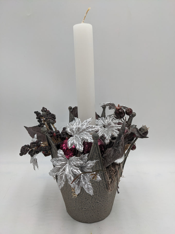 Weihnachtsgesteck Kugel Blätter Beeren silber