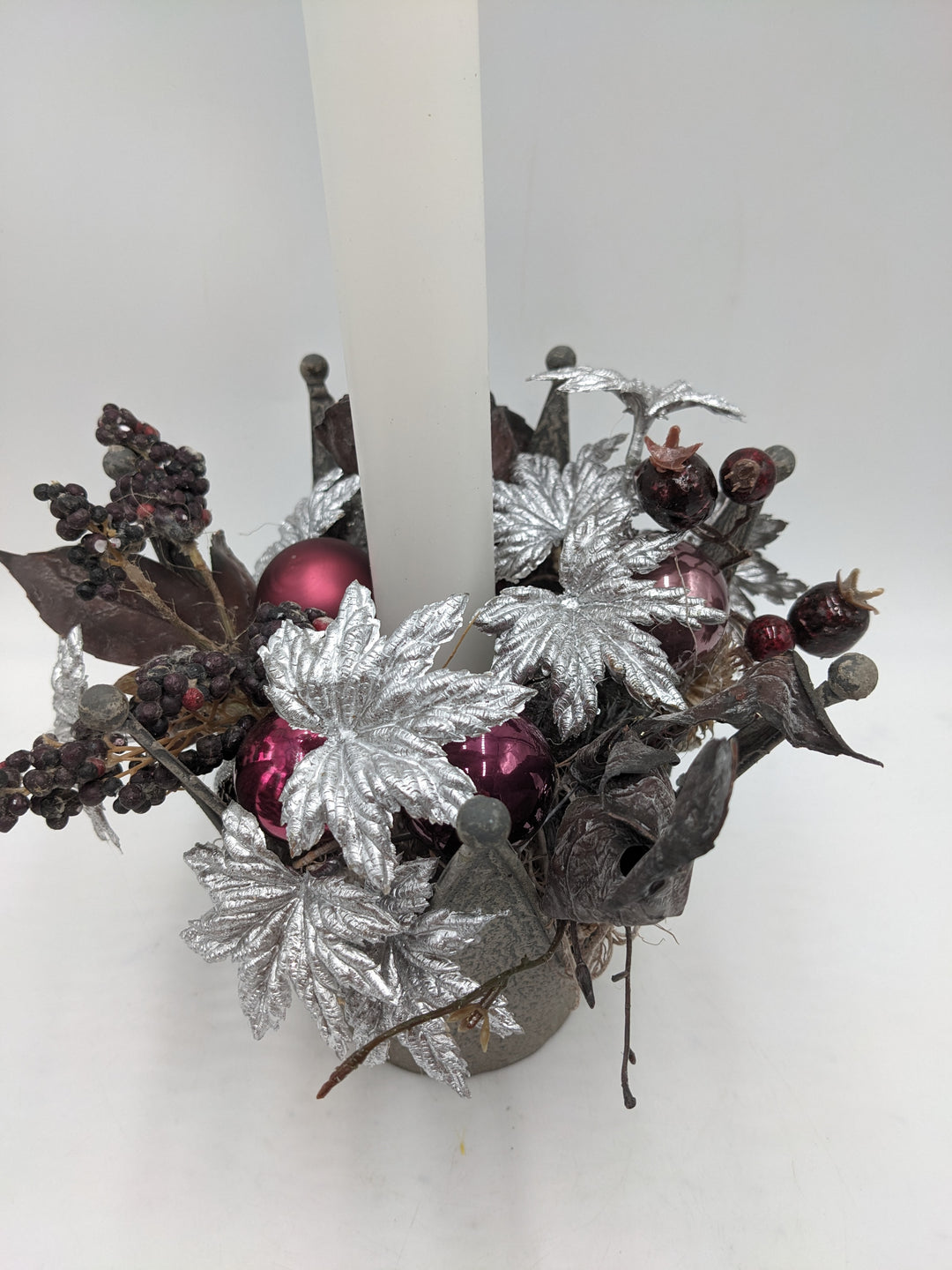Weihnachtsgesteck Kugel Blätter Beeren silber