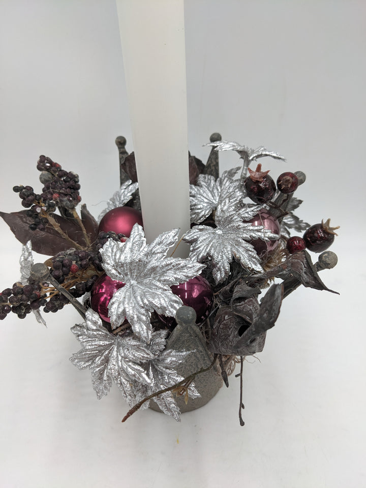 Weihnachtsgesteck Kugel Blätter Beeren silber