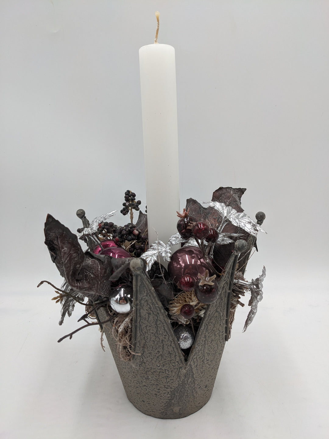Weihnachtsgesteck Kugel Blätter Beeren silber