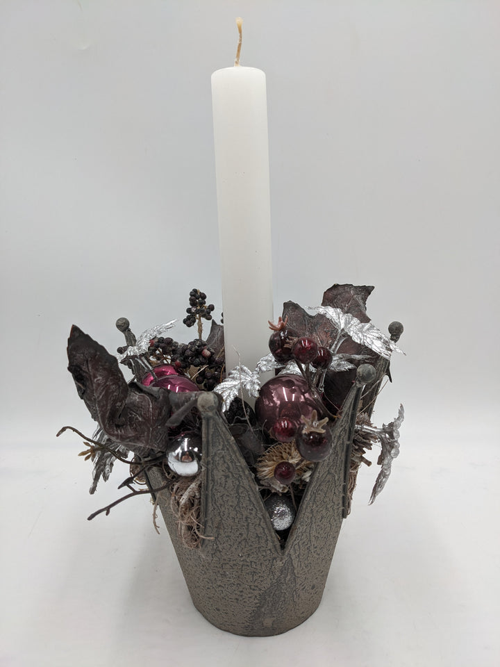 Weihnachtsgesteck Kugel Blätter Beeren silber