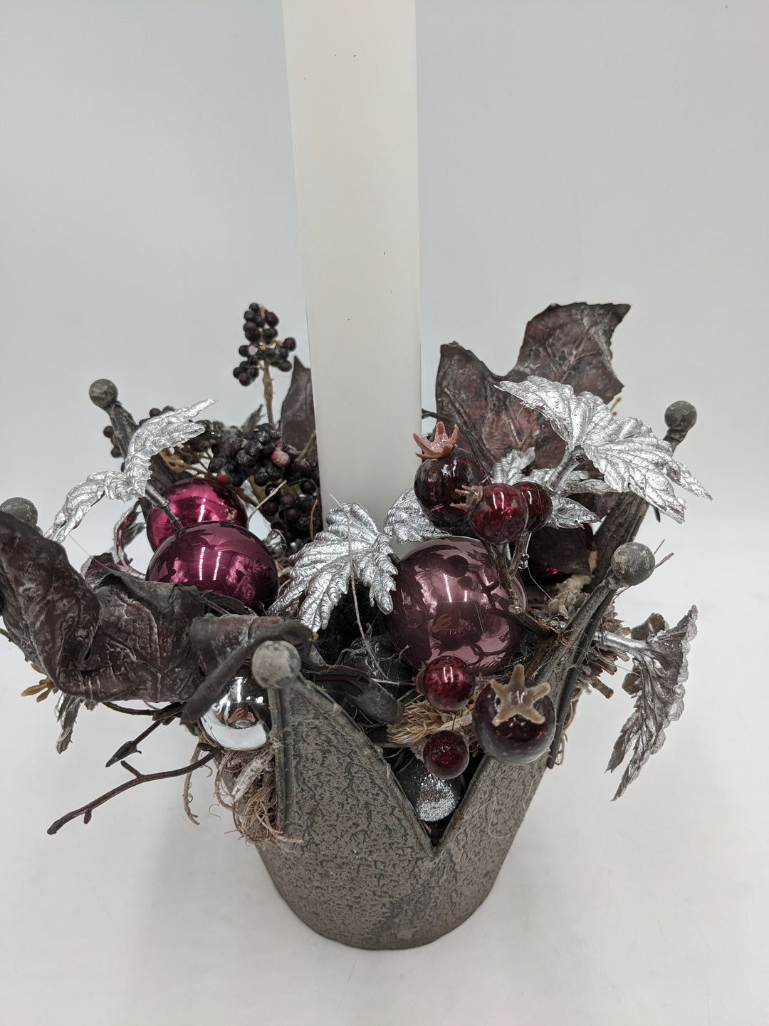 Weihnachtsgesteck Kugel Blätter Beeren silber