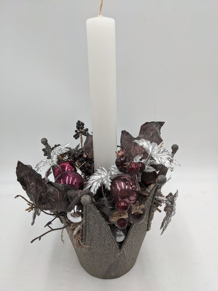 Weihnachtsgesteck Kugel Blätter Beeren silber