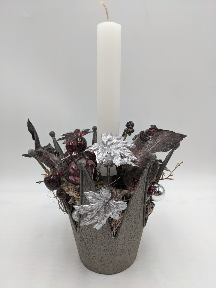 Weihnachtsgesteck Kugel Blätter Beeren silber