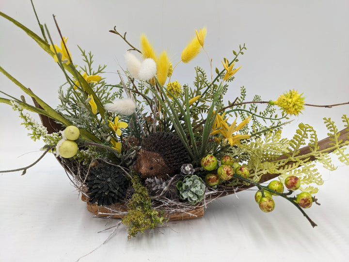 Herbstgesteck Zapfen Igel Beeren gelb
