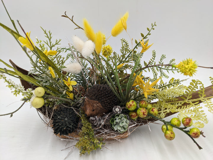Herbstgesteck Zapfen Igel Beeren gelb