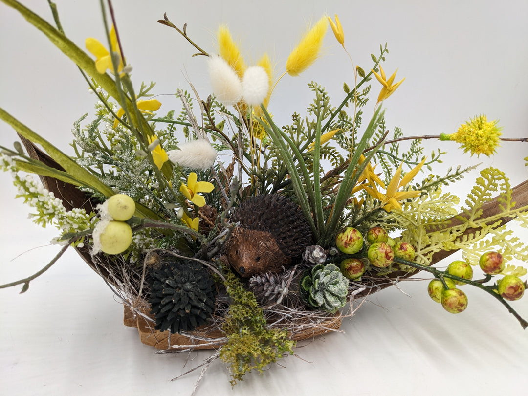 Herbstgesteck Zapfen Igel Beeren gelb