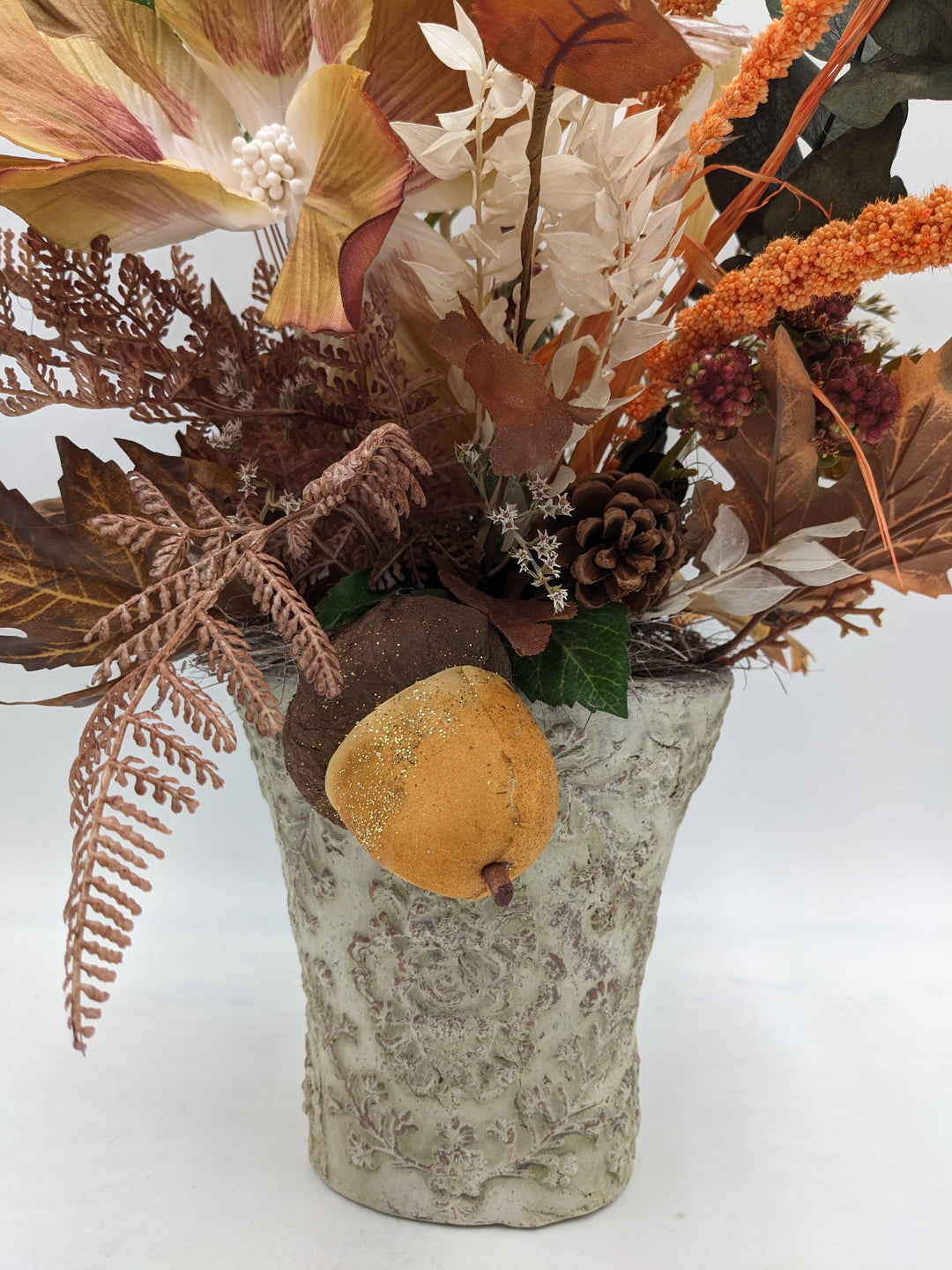 Herbstgesteck Eichel Zapfen Blüte orange
