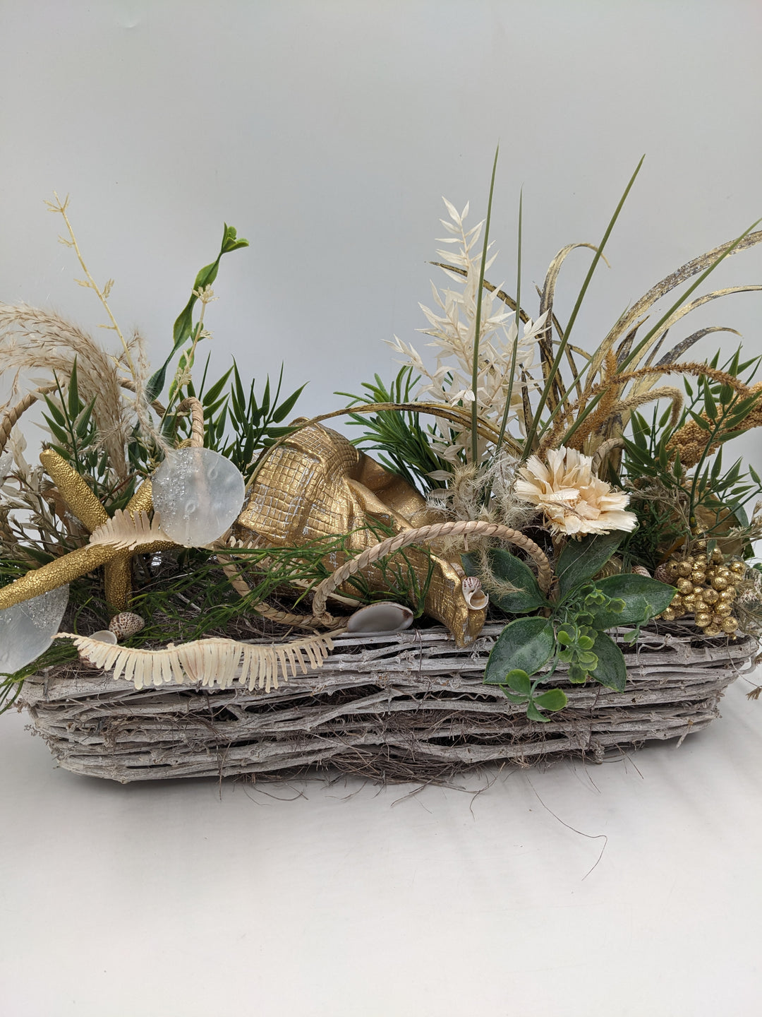 Sommergesteck maritim Seestern Schnecke Beeren gold
