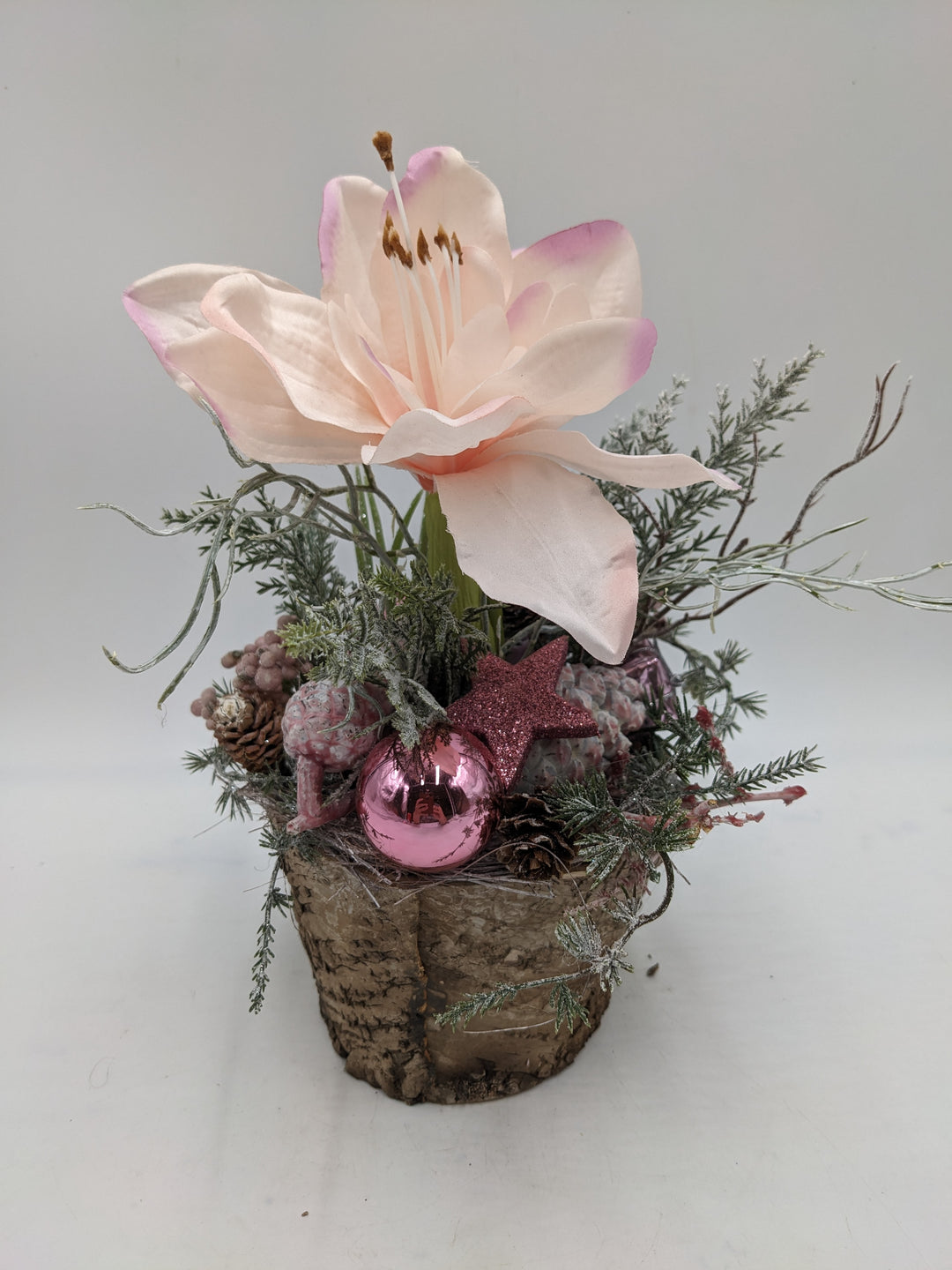 Weihnachtsgesteck Kugel Stern Amaryllis rosa