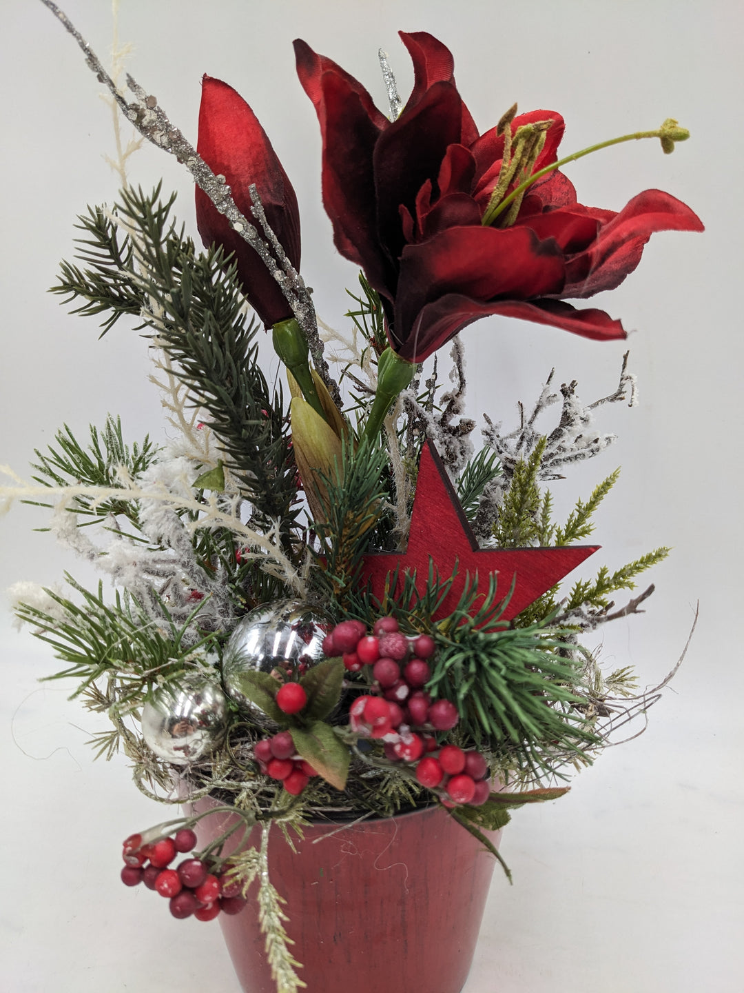 Weihnachtsgesteck Kugel Stern Amaryllis rot