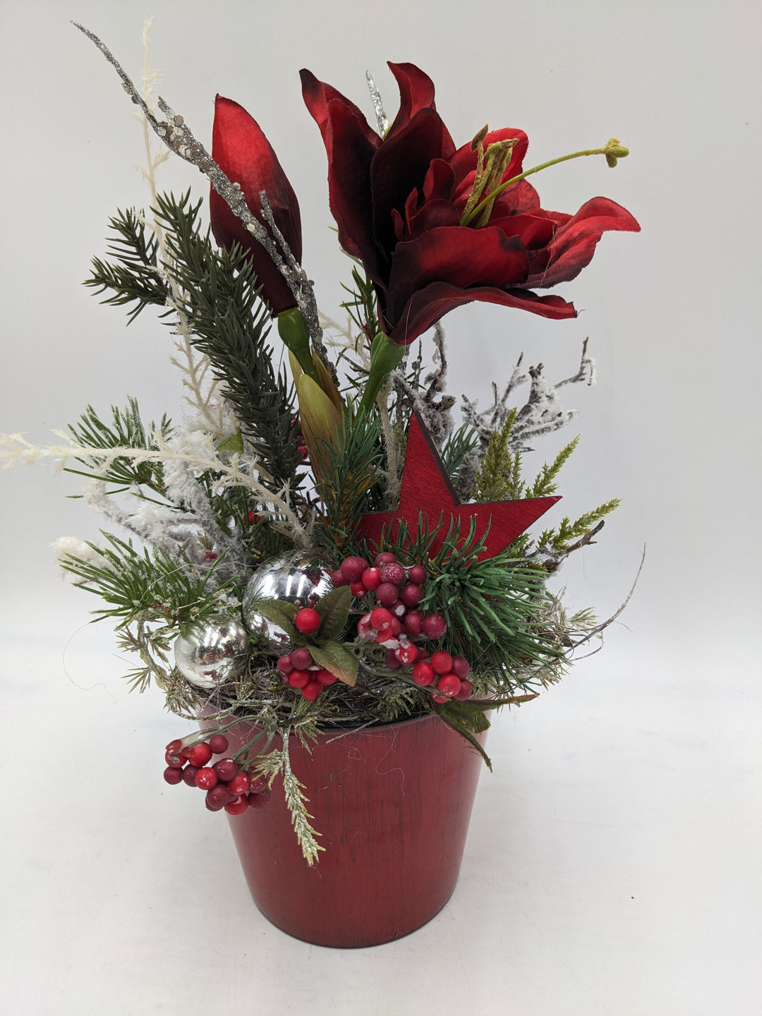 Weihnachtsgesteck Kugel Stern Amaryllis rot
