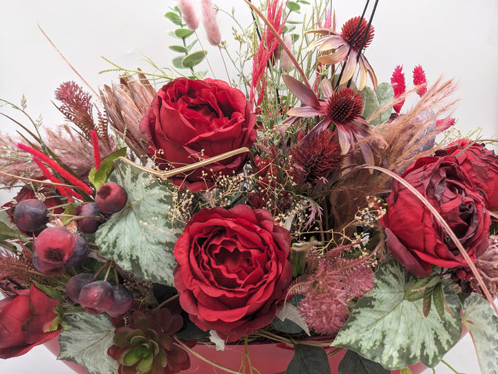 Sommergesteck Rose Sonnenhut Beeren rot