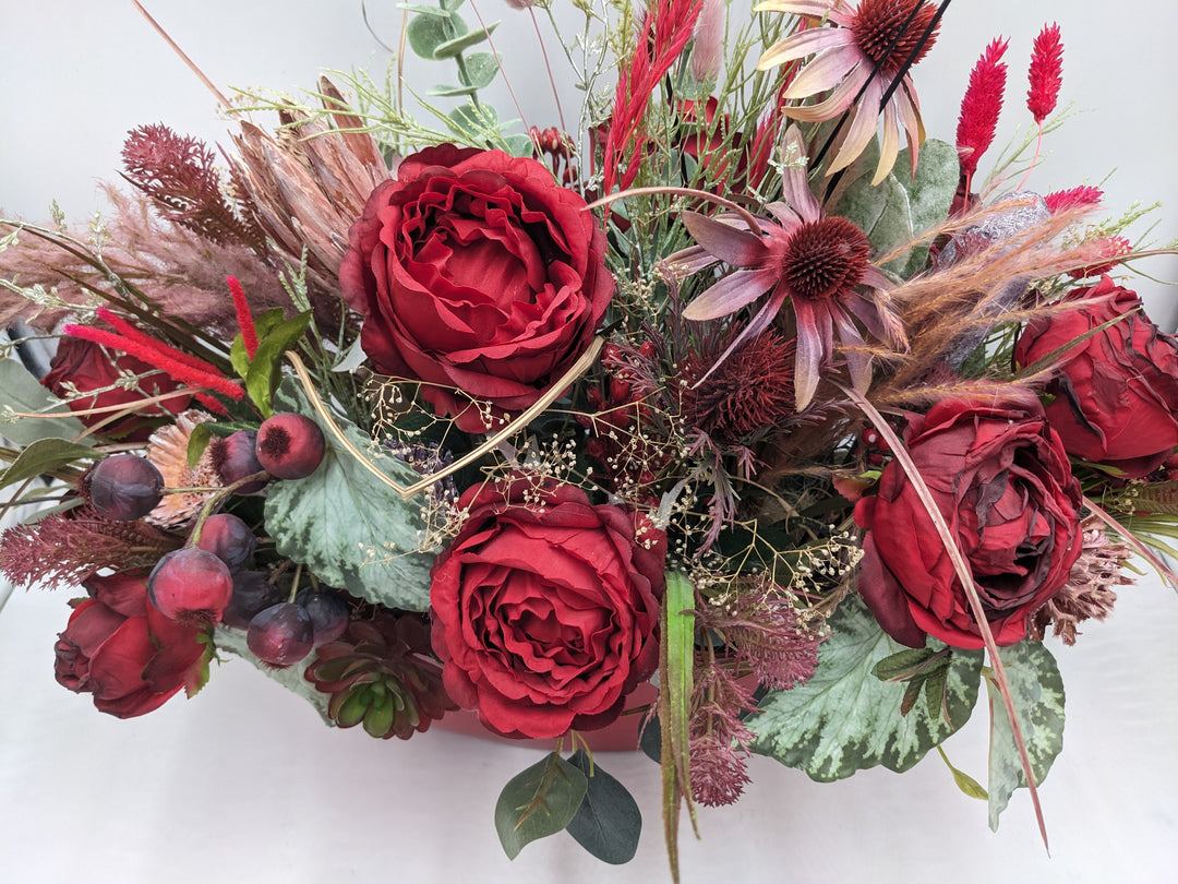 Sommergesteck Rose Sonnenhut Beeren rot