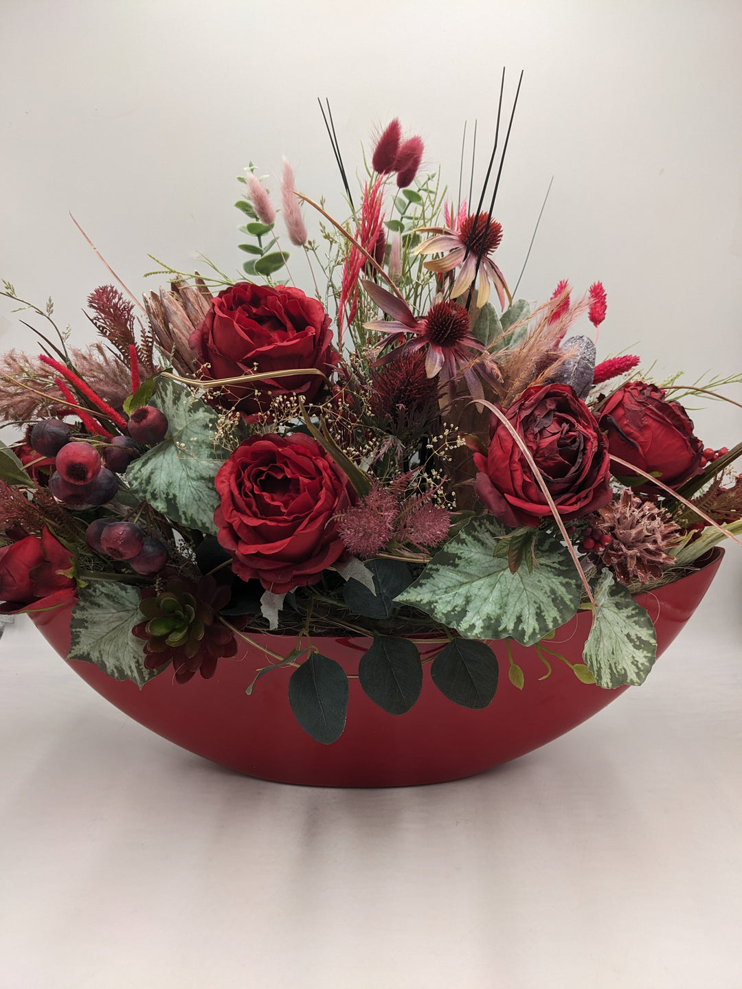 Sommergesteck Rose Sonnenhut Beeren rot