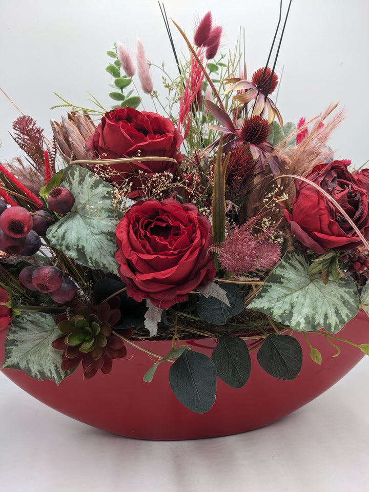 Sommergesteck Rose Sonnenhut Beeren rot
