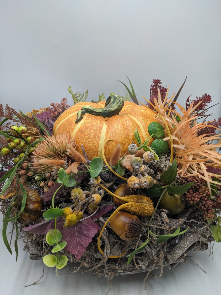 Herbstgesteck XXL Kürbis Eichel Beeren orange