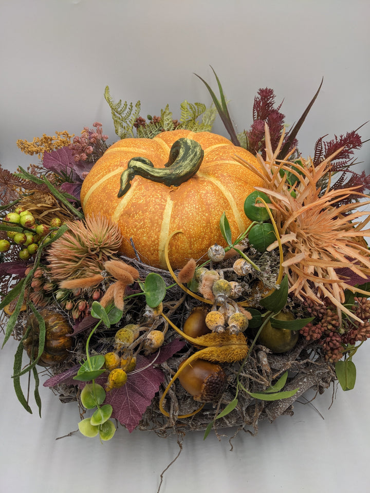 Herbstgesteck XXL Kürbis Eichel Beeren orange