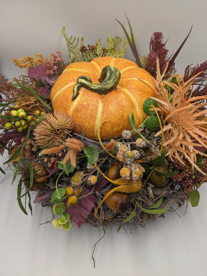Herbstgesteck XXL Kürbis Eichel Beeren orange