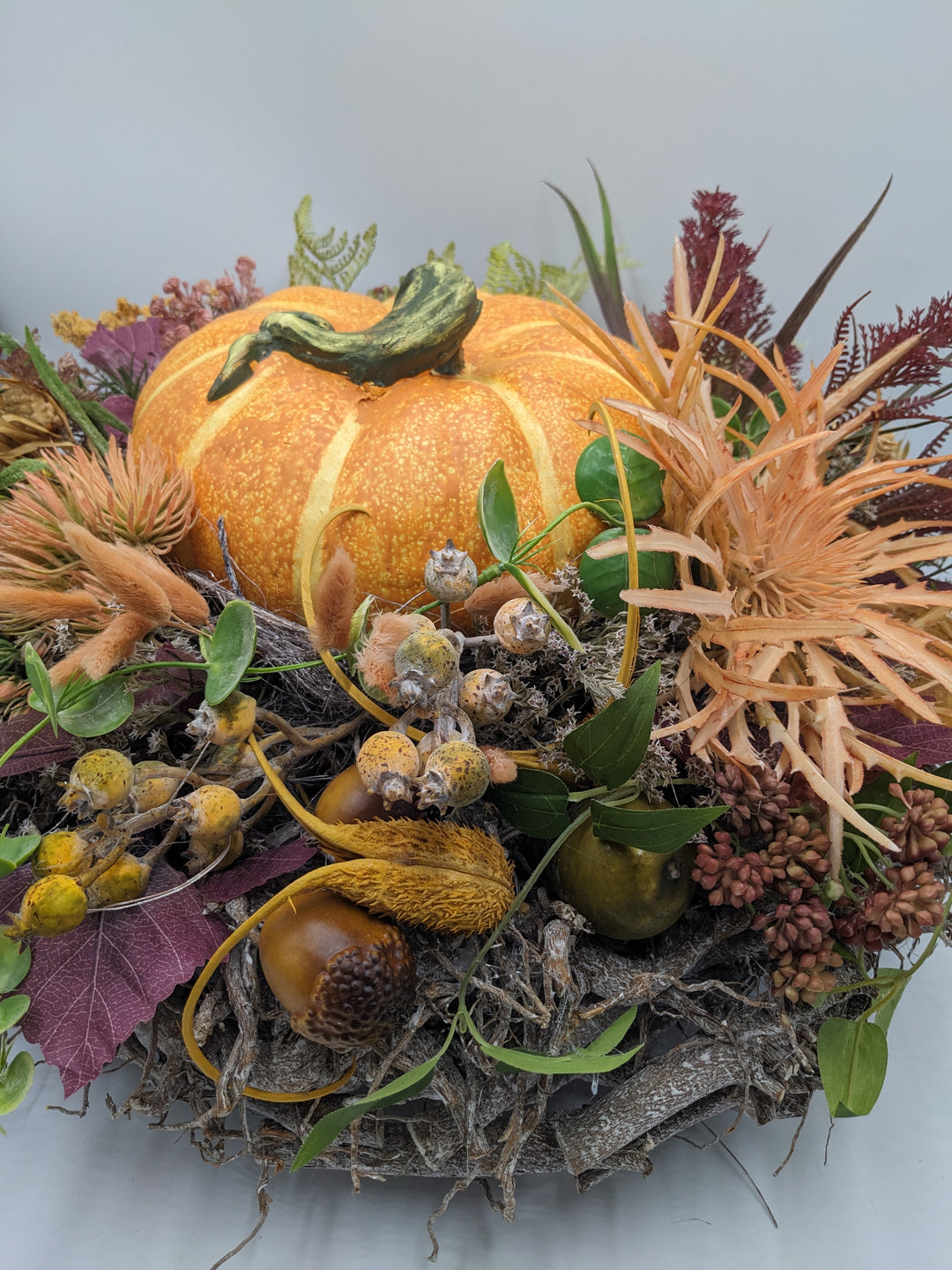 Herbstgesteck XXL Kürbis Eichel Beeren orange