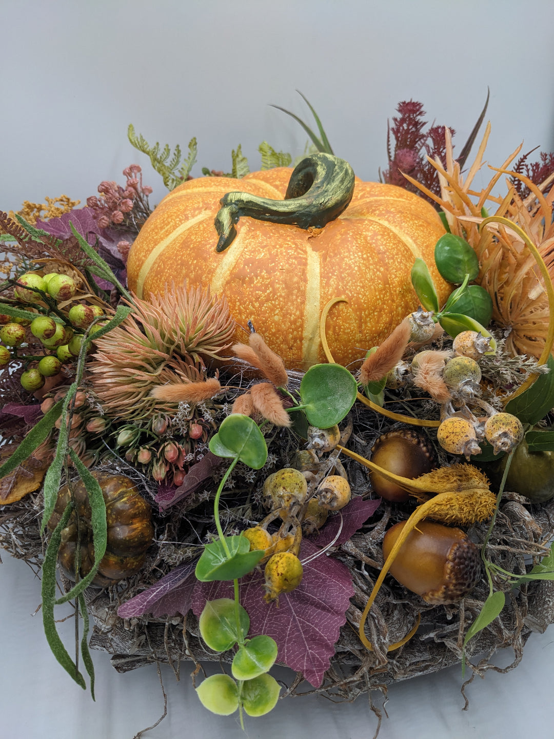 Herbstgesteck XXL Kürbis Eichel Beeren orange