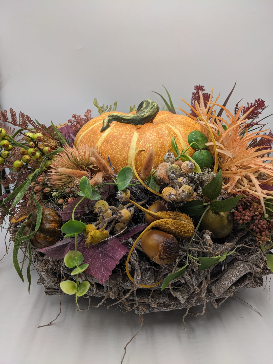 Herbstgesteck XXL Kürbis Eichel Beeren orange