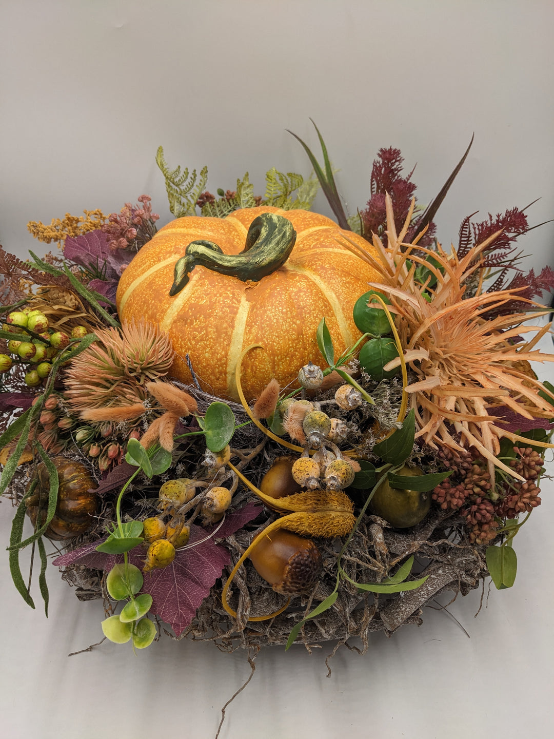Herbstgesteck XXL Kürbis Eichel Beeren orange