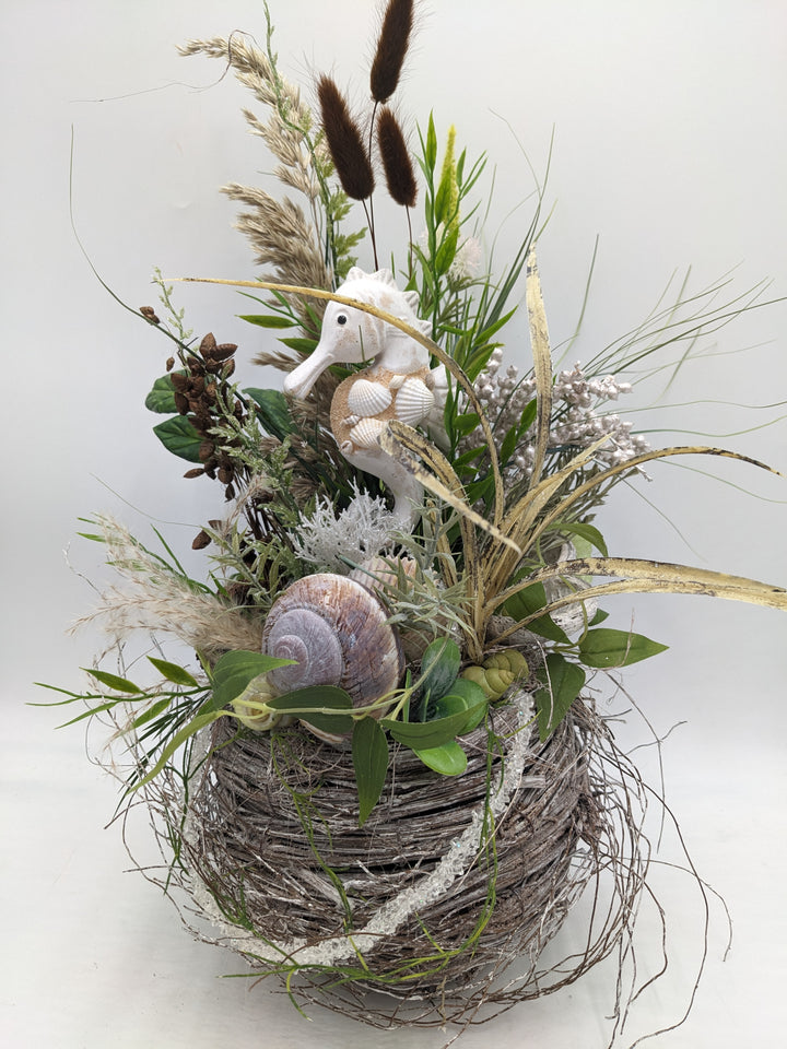 Sommergesteck Schnecke Seepferdchen Beeren creme