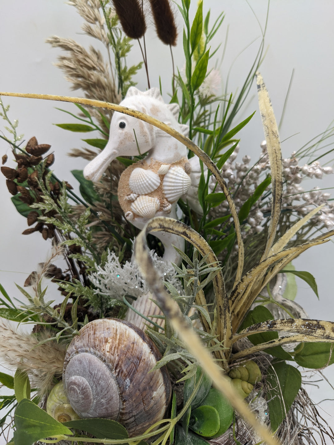 Sommergesteck Schnecke Seepferdchen Beeren creme