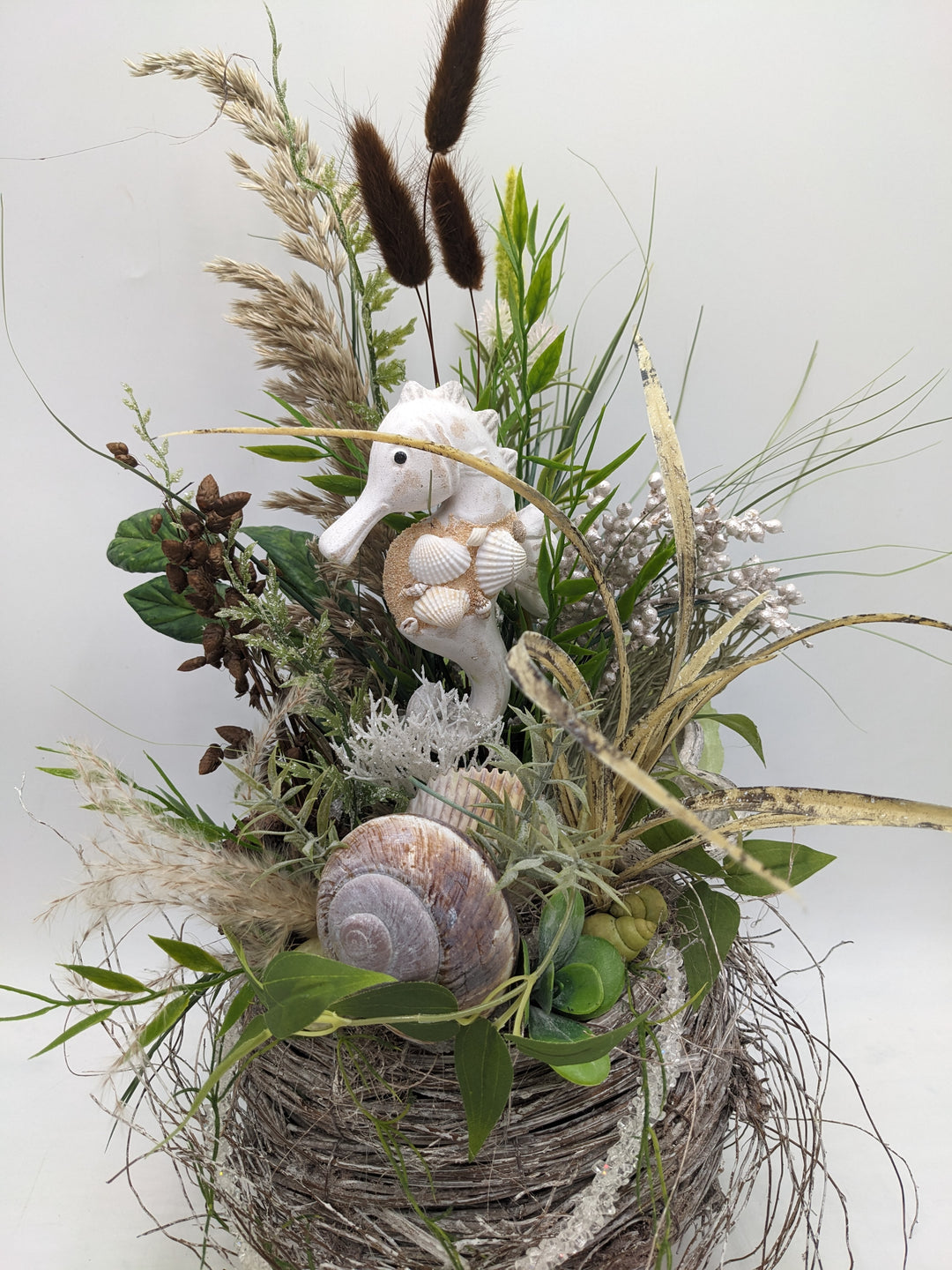 Sommergesteck Schnecke Seepferdchen Beeren creme