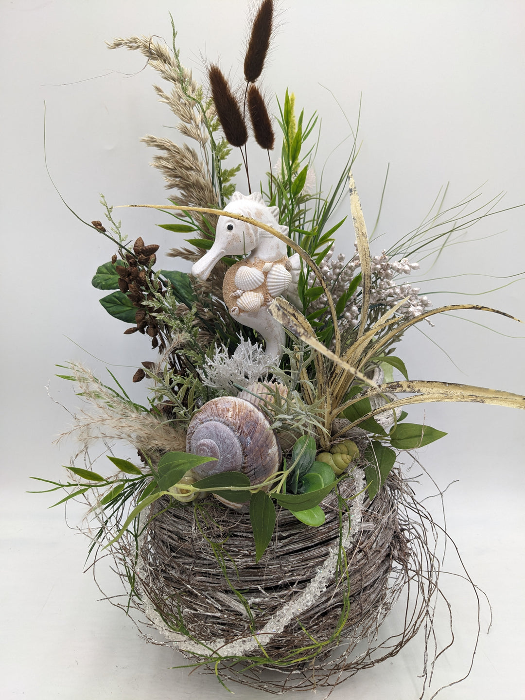 Sommergesteck Schnecke Seepferdchen Beeren creme