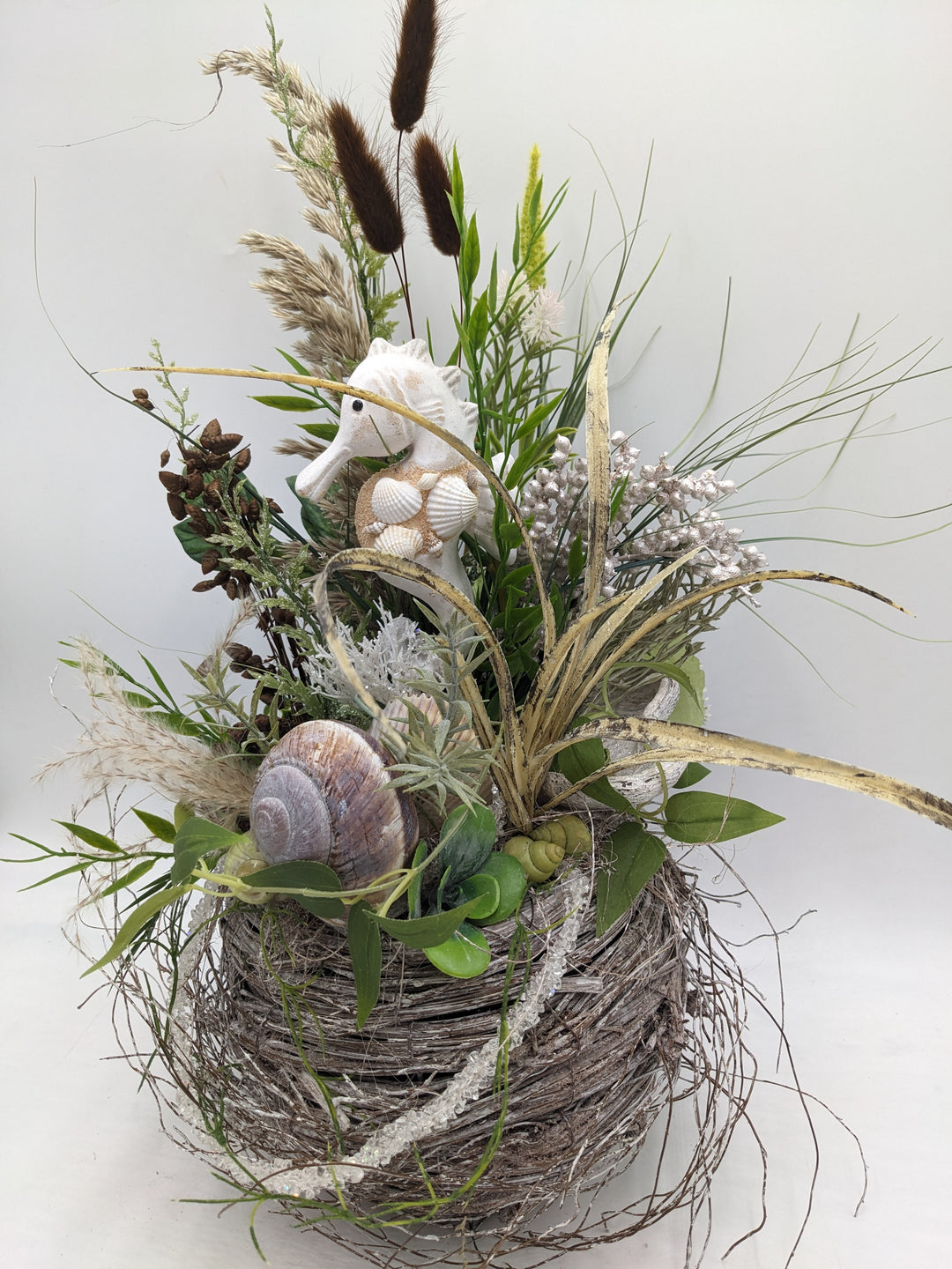 Sommergesteck Schnecke Seepferdchen Beeren creme